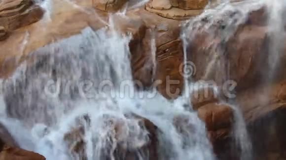 瀑布瀑布在岩石上视频的预览图