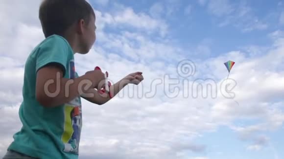 男孩在天空中放风筝视频的预览图