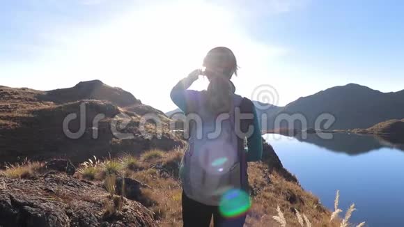 一个徒步旅行者在玻利维亚安第斯山脉高处观看日落视频的预览图