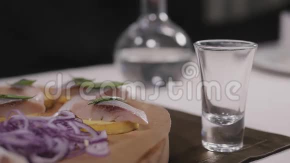 俄罗斯传统小吃咸鲱鱼配蔬菜洋葱柠檬黄酸橙面包和伏特加视频的预览图
