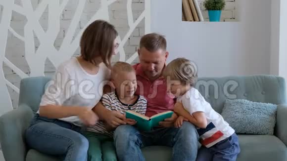 快乐的白种人一家人在家客厅看书视频的预览图