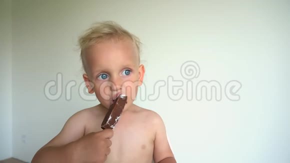 白人小男孩吃冰淇淋视频的预览图