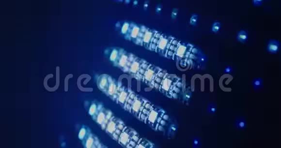 蓝色LED灯在黑暗中闪烁视频的预览图