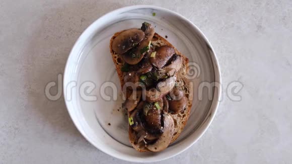 蘑菇烤面包纯素食品视频的预览图