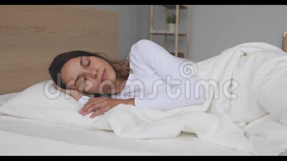 睡后患有纤维肌痛的不幸的年轻女士视频的预览图