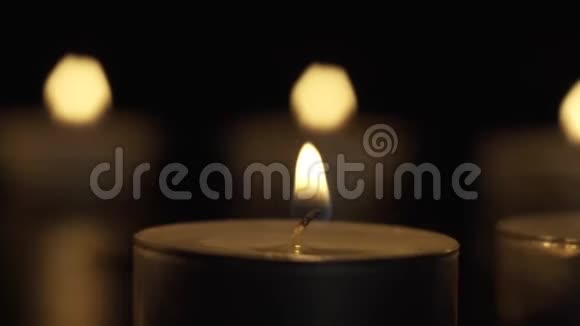 蜡烛在黑暗中慢慢旋转视频的预览图