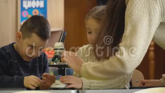 女孩透过显微镜看视频的预览图