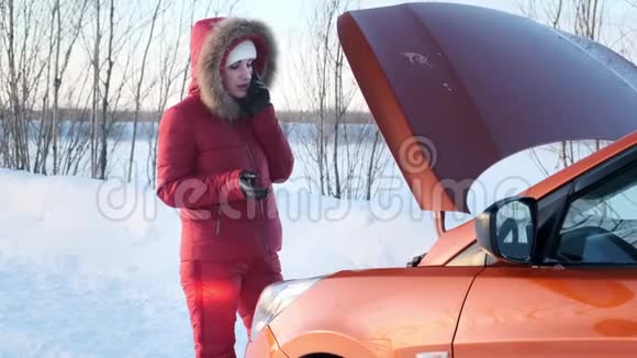 一个穿着红色冬红西装的女孩站在一辆破车旁边视频的预览图