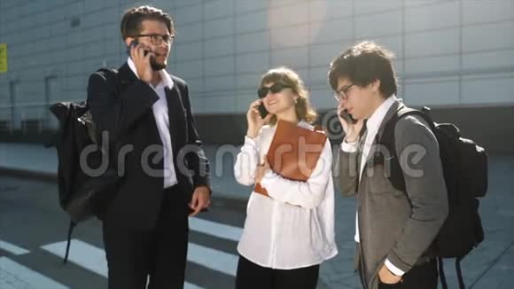 商业团队两个男人和女人一起在外面工作每个人都打电话来视频的预览图