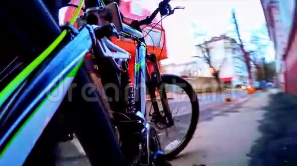 骑自行车的人沿着城市街道前进视频的预览图