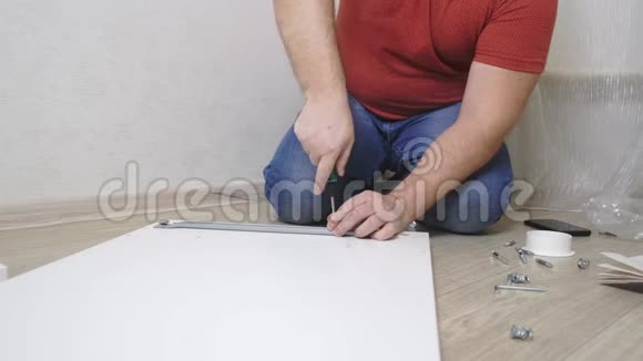 男人用螺丝刀从纸板上收集盒子视频的预览图