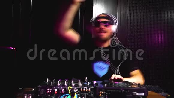 DJ在一个聚会上工作视频的预览图