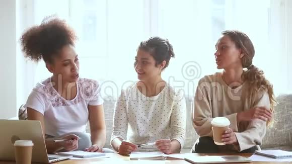 三个混合种族的女生在家里一起学习视频的预览图