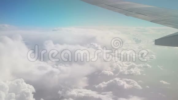 从飞机上看到移动的白雪白云天空背景天堂乘飞机在云层中飞行视频的预览图