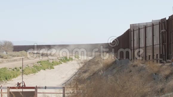 美国和墨西哥边境附近的沙尘暴视频的预览图