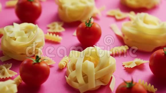 未煮熟的意大利面和新鲜西红柿视频的预览图