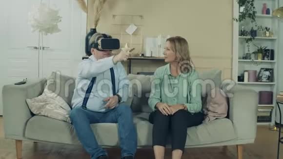 老人和女人正在玩虚拟现实设备视频的预览图