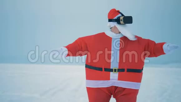 穿圣诞老人服装的人玩虚拟现实眼镜关门视频的预览图