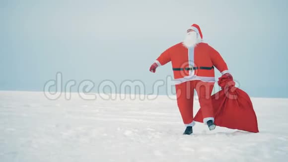 圣诞老人手里拿着一个袋子走着关门了视频的预览图