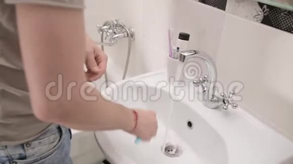 年轻迷人的千禧一代长发男子保持早晨的口腔卫生刷牙后的牙齿概念视频的预览图
