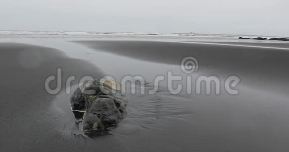 黑沙滩平静浪视频的预览图