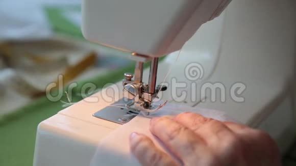 白料电动缝纫机上缝合技术视频的预览图