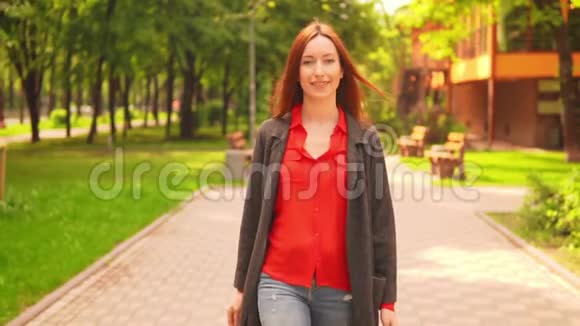 一位红发美女在户外散步视频的预览图