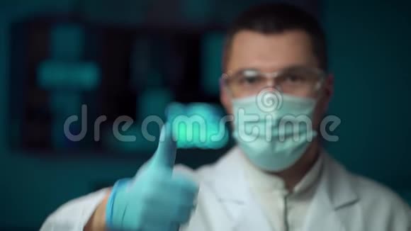 医生带着医用口罩大拇指视频的预览图
