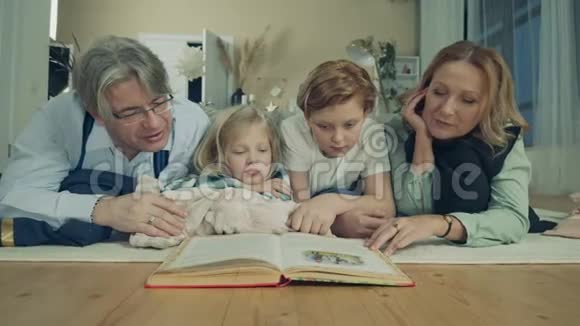 孩子们和奶奶和爷爷一起读一本书视频的预览图