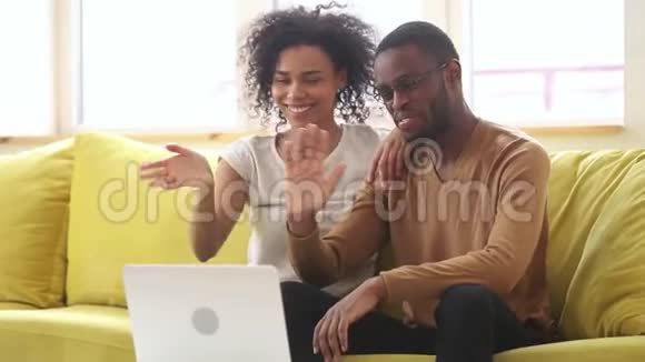 快乐的非洲年轻夫妇在用网络摄像头打视频电话视频的预览图
