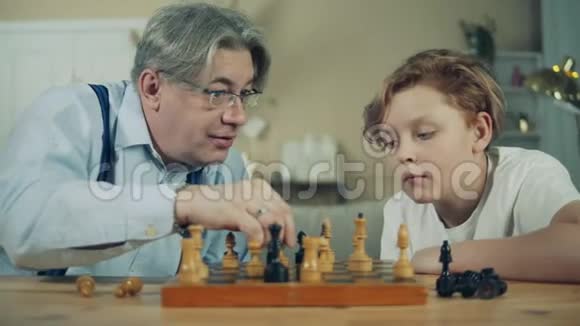 老人正在教他的孙子下棋视频的预览图