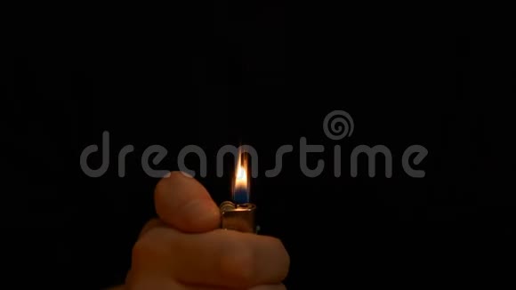 黑色背景上的气体打火机视频的预览图
