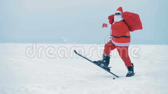 圣诞老人正在滑雪关门视频的预览图