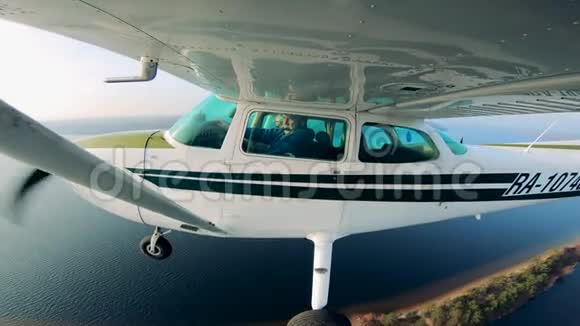 飞行员驾驶一架载有乘客的小型飞机视频的预览图