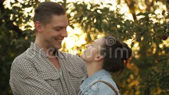 年轻的白种人夫妇在他们浪漫的约会中亲吻和拥抱在惊人的秋天自然视频的预览图