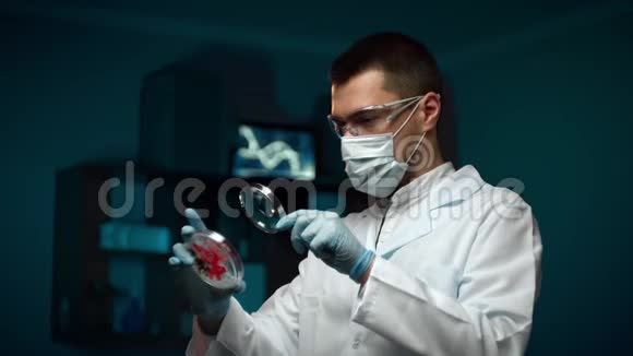 实验室技术员拿着放大镜在实验室工作在实验室进行研究视频的预览图