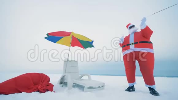 圣诞老人在雪地上用香槟和烟火庆祝关门视频的预览图