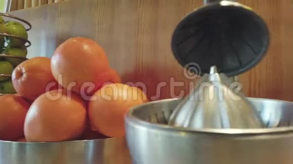 新鲜水果和榨汁机视频的预览图