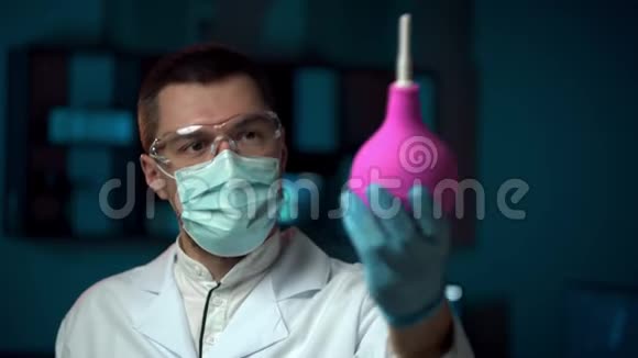 非传统治疗方法医生出示了灌肠保护面罩和眼镜奇怪的医生视频的预览图