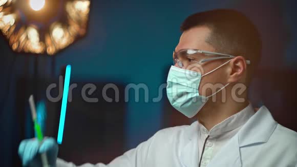 医生带着注射器男人戴着医用口罩和蓝色手套准备注射预防接种和治疗概念视频的预览图