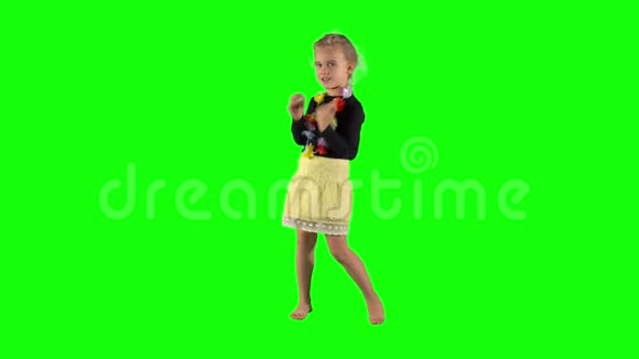 快乐的年轻女孩在绿色的背景下跳舞和微笑视频的预览图