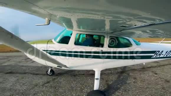 沿跑道飞行的小飞机的侧面视频的预览图