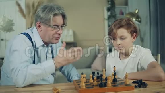 祖父向他的孙子解释象棋视频的预览图