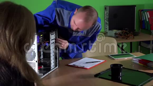技术工程师男子检查女性电脑并在剪贴板上做标记视频的预览图