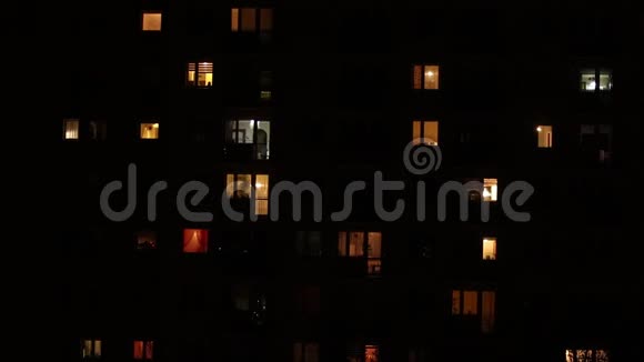 晚上看到的公寓街区视频的预览图