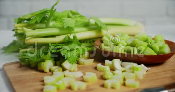 一块芹菜放在木切割板上用冷蒸汽视频的预览图