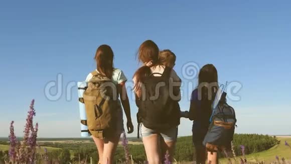 夏天妈妈和孩子们带着背包穿越田野家庭生活一小群游客视频的预览图