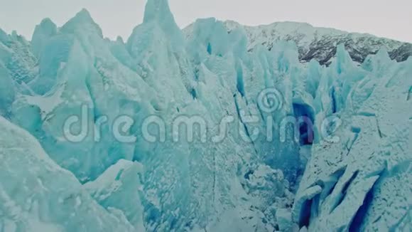 阿拉斯加殖民地冰川的空中近距离视频的预览图