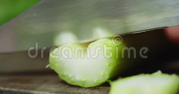 新鲜的芹菜碎成小块视频的预览图