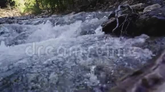 山涧水流撞击和气泡视频的预览图